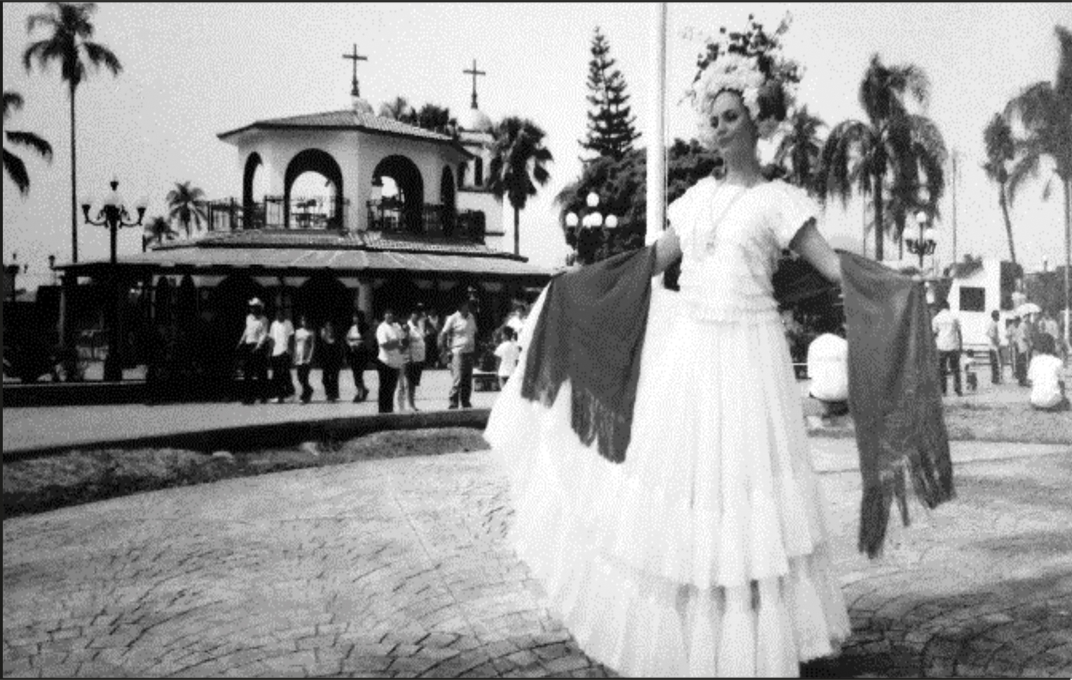 Modelo portando el traje típico: lleva en su cabeza el tocado de flores elaborado principalmente de gardenias