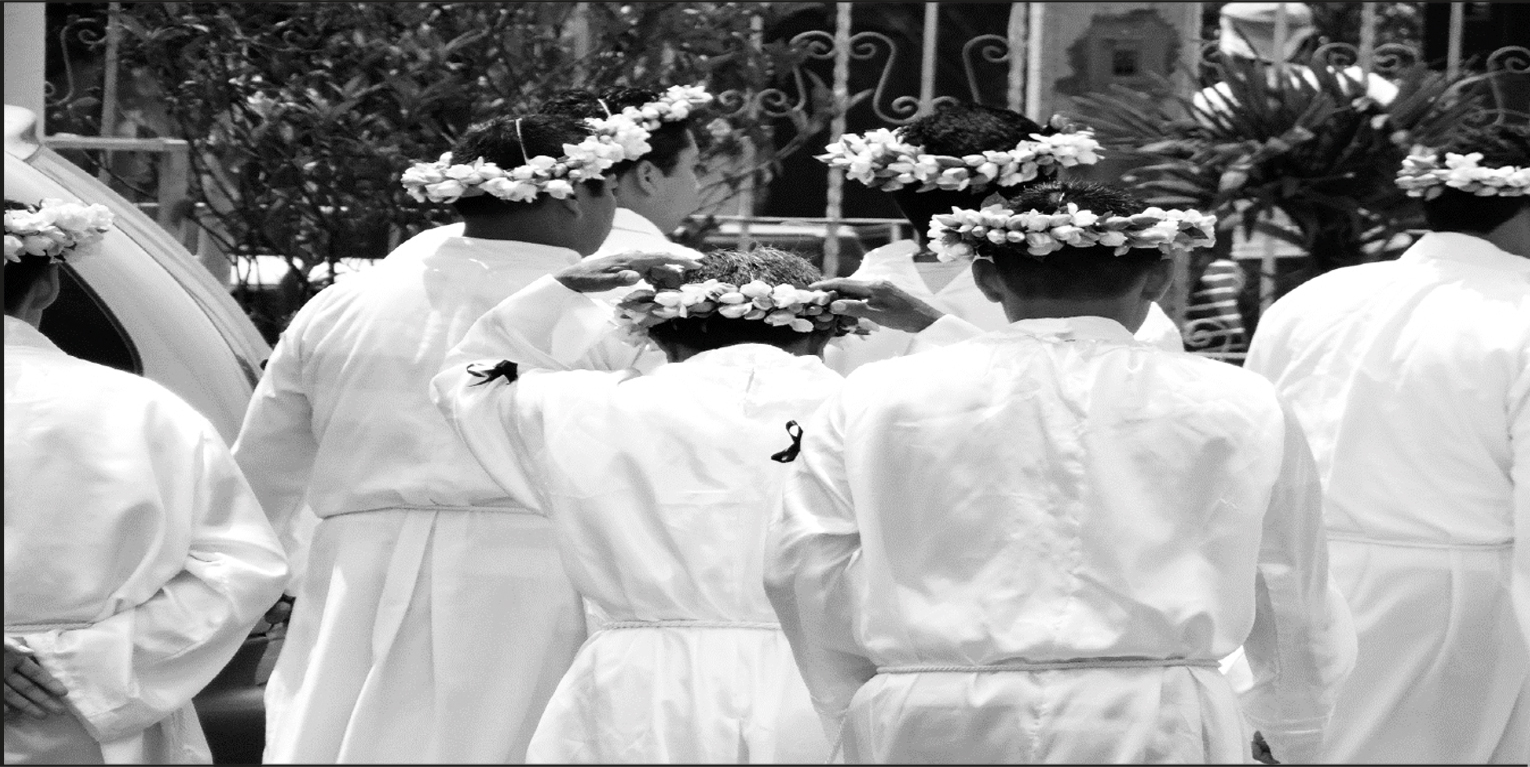 Barones” de la comunidad de Zapoapan en las festividades de la Semana Mayor en 2016 portando la tradicional corona de gardenias