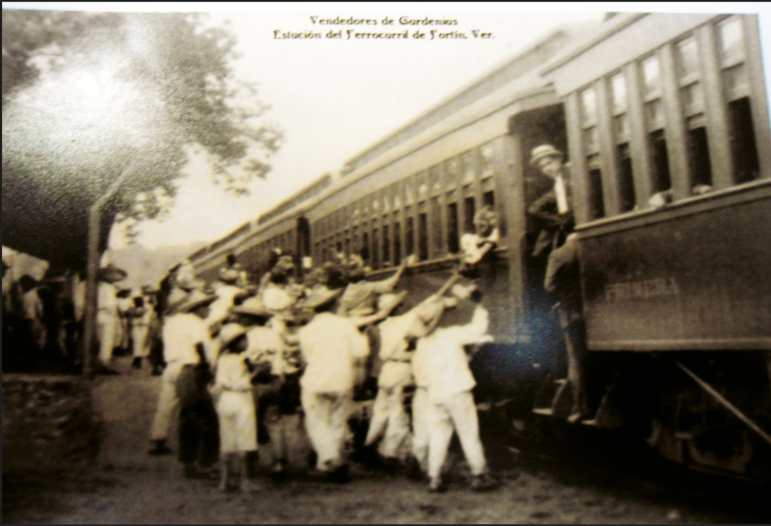 Vendedores de gardenia en la estación del ferrocarril en Fortín, Veracruz, en la década de 1940