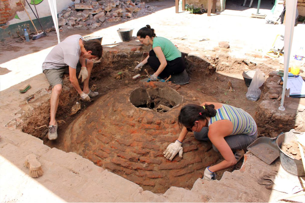 Excavación del aljibe localizado en el primer patio.