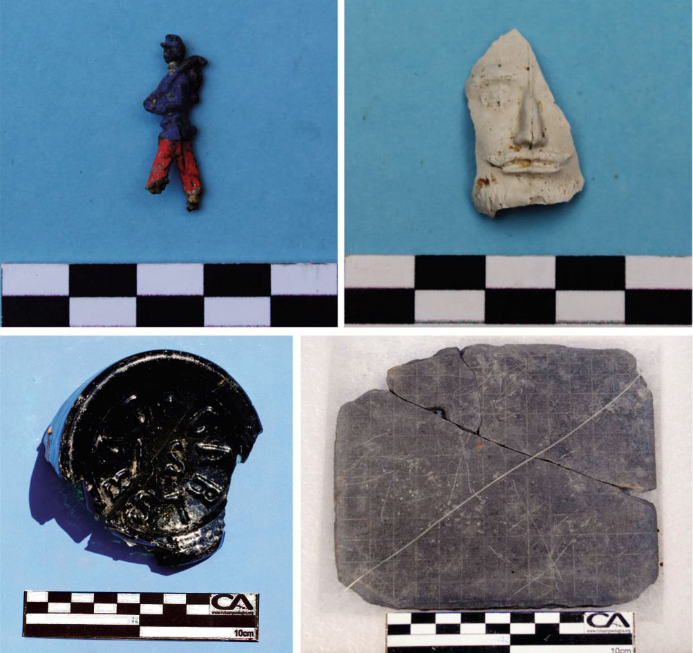 Evidencias arqueológicas: soldadito de plomo, fragmento de una pipapara fumar tabaco, base de una botella de vidrio y pizarra.
